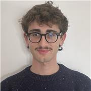 Studente universitario offre lezioni a distanza